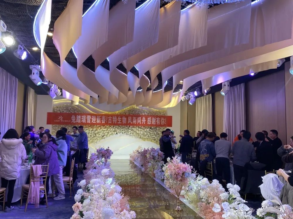 所有員工歡聚一堂，共同舉杯慶祝